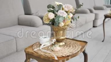 金花瓶中的白玫瑰和桉树的插花，婚礼或活动的插花